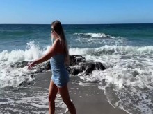 niña desvergonzada meando en la compilación de playa pública