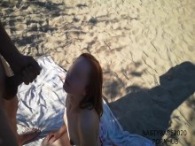 Nude Beach Sex Voyeur mirándonos a chupar su polla parte 3