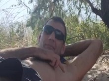 Relajándose a la sombra de la playa.