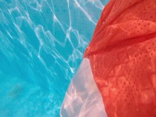 Beach Savingguard me folló en la piscina del hotel hasta Creampie submarino | Grandes tetas pelirrojas milf jengibre ale