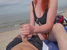 Handjob de la playa pública Quickie hasta Fuente de Cum | Pelirroja jengibre grandes tetas naturales en traje de baño