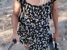 linda ladyboy caliente camina en publico con minivestido y sandalias