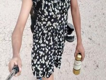 sexy ladyboy camina en publico con minifalda y sandalias muy caliente