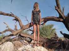 linda trans puta en minivestido y sandalias se desnuda en publico y monta tronco de arbol grueso dis
