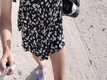 ladyboy con lindos pies caliente en mini vestido y tacones camina en publico muy caliente