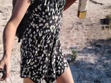 pequeña hermosa ladyboy barbie con minivestido y tacones caminando en publico caliente