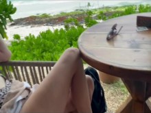 Sexy rubia parpadeando grandes tetas naturales mientras se acarician y chupa la playa pública de México