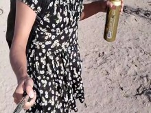 piernas sexys de ladyboy y minivestido con sandalias en publico caliente