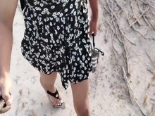 linda ladyboy camina en publico con minivestido y sandalias altas caliente