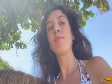 Hottie chupa mi polla en una playa pública y camina por la orilla con semen en la cara - Cumwalk