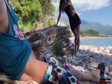 Pública polla parpadeando en la playa: tomé su polla en mi mano y lo ayudé a correrse