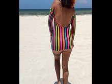 Exhibiendome caminando en playa pública muestro mis tetas culo y coño