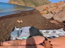 Milf con bañador sexy me da una pajita en la playa