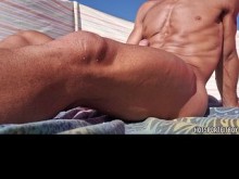 AMATEUR Guy Hotsportfitboy escupe y acaricia su gran polla en la playa pública