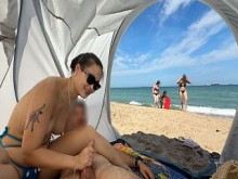 ¡Haciéndolo correrse en una playa pública, con gente que pasa!