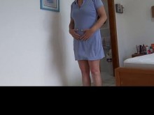 En la playa, la madrastra se graba vestida después de follar