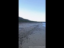 Rubia desnuda en la playa