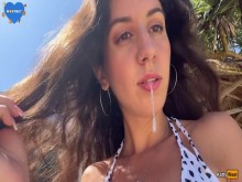 Caminar con semen caliente en mi cara en una playa pública llena de gente - Cumwalk
