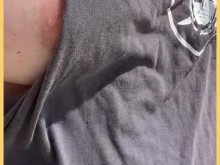 Esposa camina por la playa pública completamente desnuda