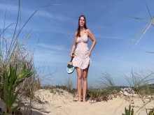 Un día en la playa pública nudista en Portugal. Tenis desnudo y masturbación cerca de extraños. Parte 1