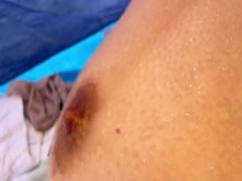 Adolescente con pequeñas tetas flacas que se presenta a extraños en una playa pública