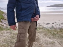 Meando en público. Pedir en la playa de la isla desierta.