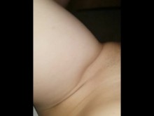Asiático caliente follado duro por una bonita polla blanca hasta que sopla su carga sobre su lindo estómago
