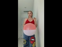 Sexy pelirroja milf estallando un juego de rol Beach Ball