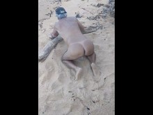 Hot Gay en la playa quitándose el bikini para mostrar su culo bronceado caliente