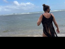 En la playa en una malla