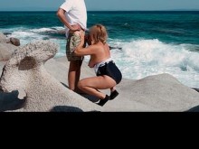 Naughty MILF se sacude y chupa a un joven en un lugar aislado de la playa