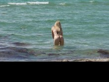 Linda chica de la playa coquetea con un extraño y termina siendo follada duro - Hope Heaven