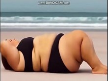 220 y num; Los trozos de puertas de BBW-next, realizan sentadillas y saltos de estrellas en la playa generada por IA, solo, A070605A