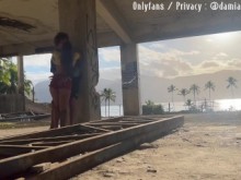 Follando el coño caliente de Damiana Flowers en una hermosa playa con un edificio abandonado ????????