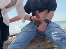Ordeño dominante en una sección de playa aislada - Un extraño cachondo me pilla masturbándome junto al mar