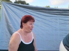 Puta MILF de mala calidad orina en el césped delante de otros campistas en la playa