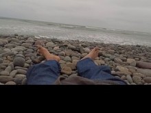 RELAJARSE EN LA PLAYA PIES FETISH GRAN POLLA BULGE