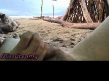 ¡4k! ¡El maestro Misscreamy me manipula mi polla bajo paraguas pública bajo la lluvia!