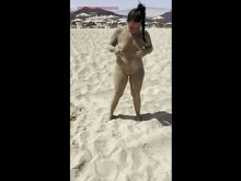 Mujer de arena jugando en la playa nudista????