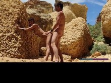 Pareja de aficionados real follando en la playa pública - Doggystyle y mamada