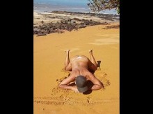 Ladysilva travesti mostrando su culo caliente en bragas en la playa