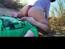 Me senté en la cara de un chico en una playa de arena salvaje con mi gran trasero - Outdoor FaceSitting