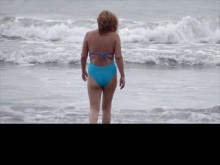 En la playa mi esposa se exhibe buscando hombre que la folle, se desnuda y orina