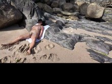 Nudista MILF en la playa. Finger de un extraño