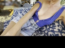 Esposa con camisa ajustada en un bar de playa, pezón perforado, blusa baja, muy sexy