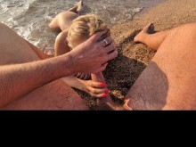 Chupo la polla en la playa pública de los nudistas - Miele Blanco Amateur