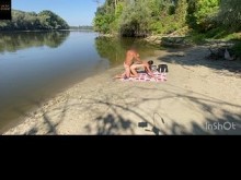 Sexo en la playa. La hermosa novia modelo de 20 años de mi amigo está disfrutando de mi polla dura.