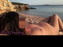 ¡Flash de coño! La maestra desnuda deja que el estudiante toque sus tetas en una playa pública - Misscreamy