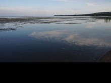 Desnudándose en la playa del río Volga