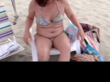 En la playa, muy excitada, me masturbo con mi hijastro y él se corre en mi coño